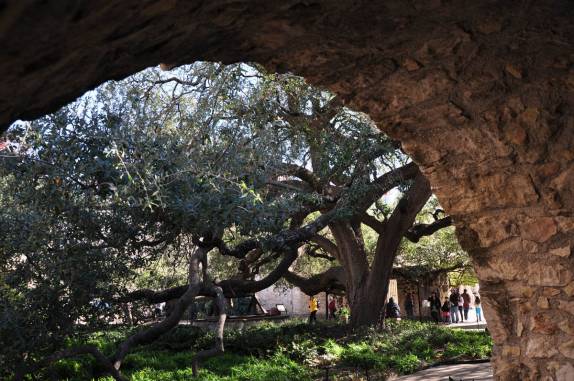 O pátio interno do Alamo, no centro de San Antonio, no sul do Texas, nos Estados Unidos
